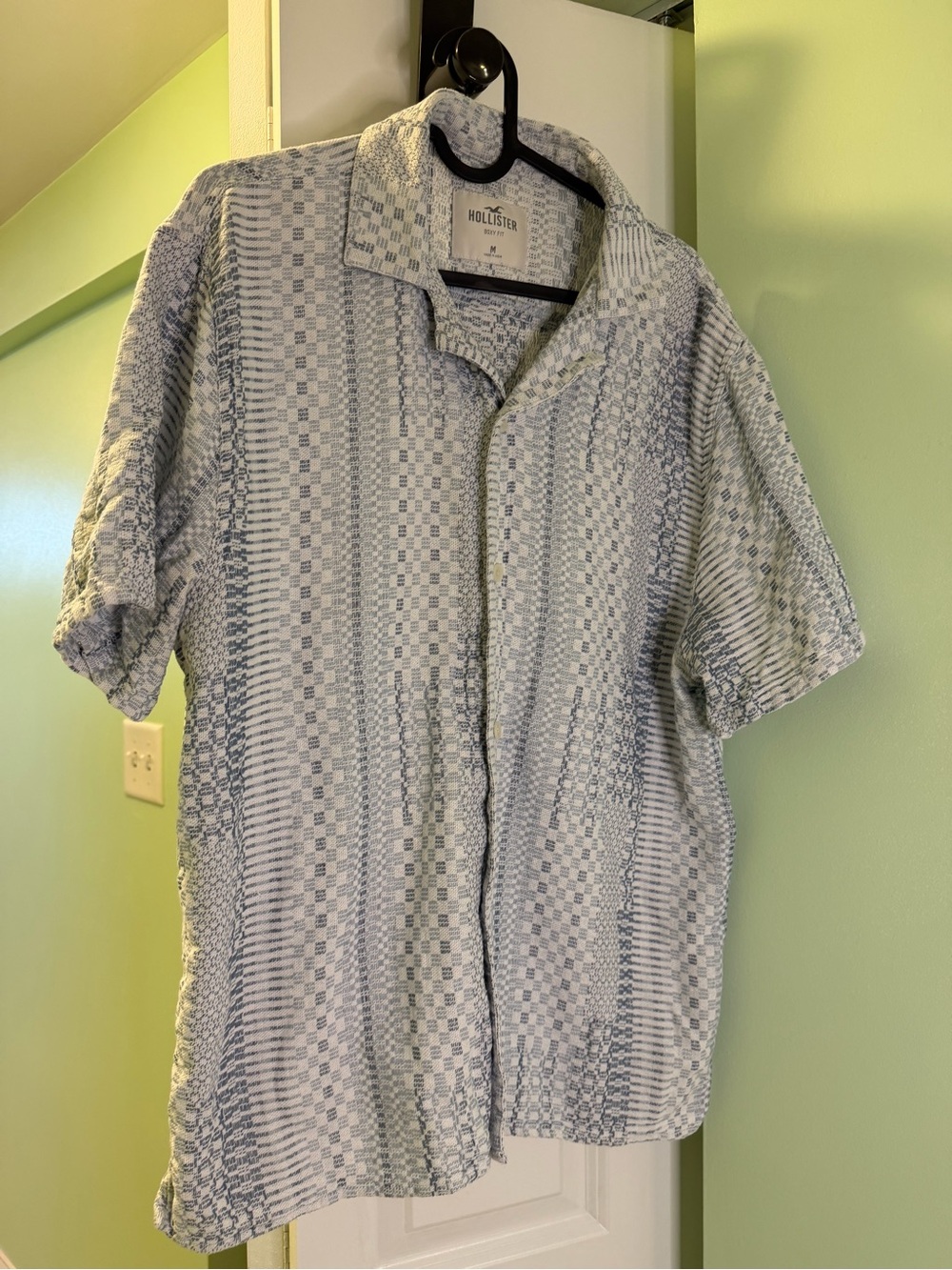 Hollister Men's Short-Sleeve Button-Down Shirt in Light Blue and White